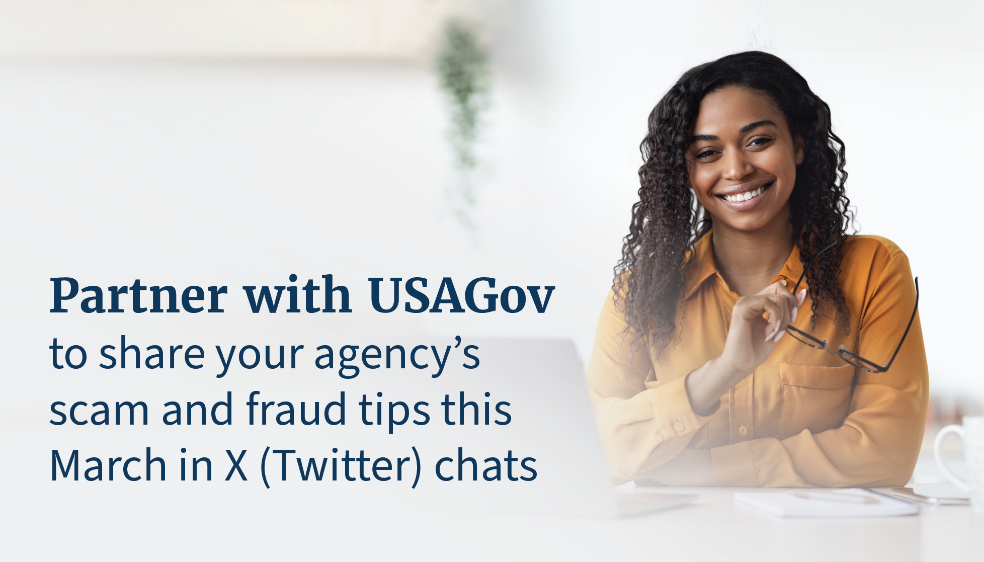 在笔记本电脑上一位面带微笑的黑人女性旁边写着“与USAGov合作，在X（推特）聊天中分享你机构今年3月的诈骗和欺诈提示”  